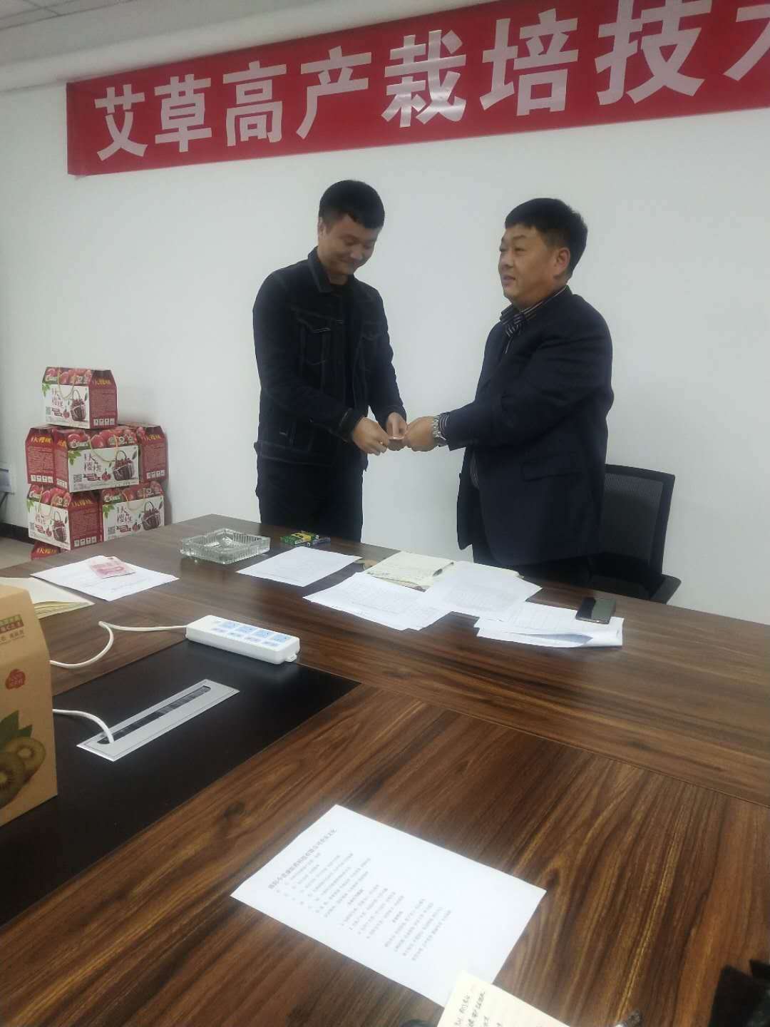 今世康9月份銷售亞軍崔國梁頒獎現場 今世康9月份銷售亞軍崔國梁頒獎現場